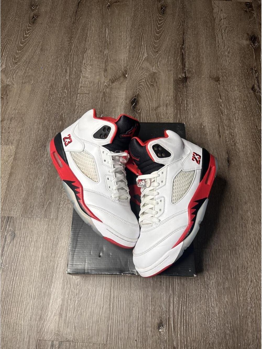 Jordan 5 Fire Red 2025 white red trainers. Size US 8.5
